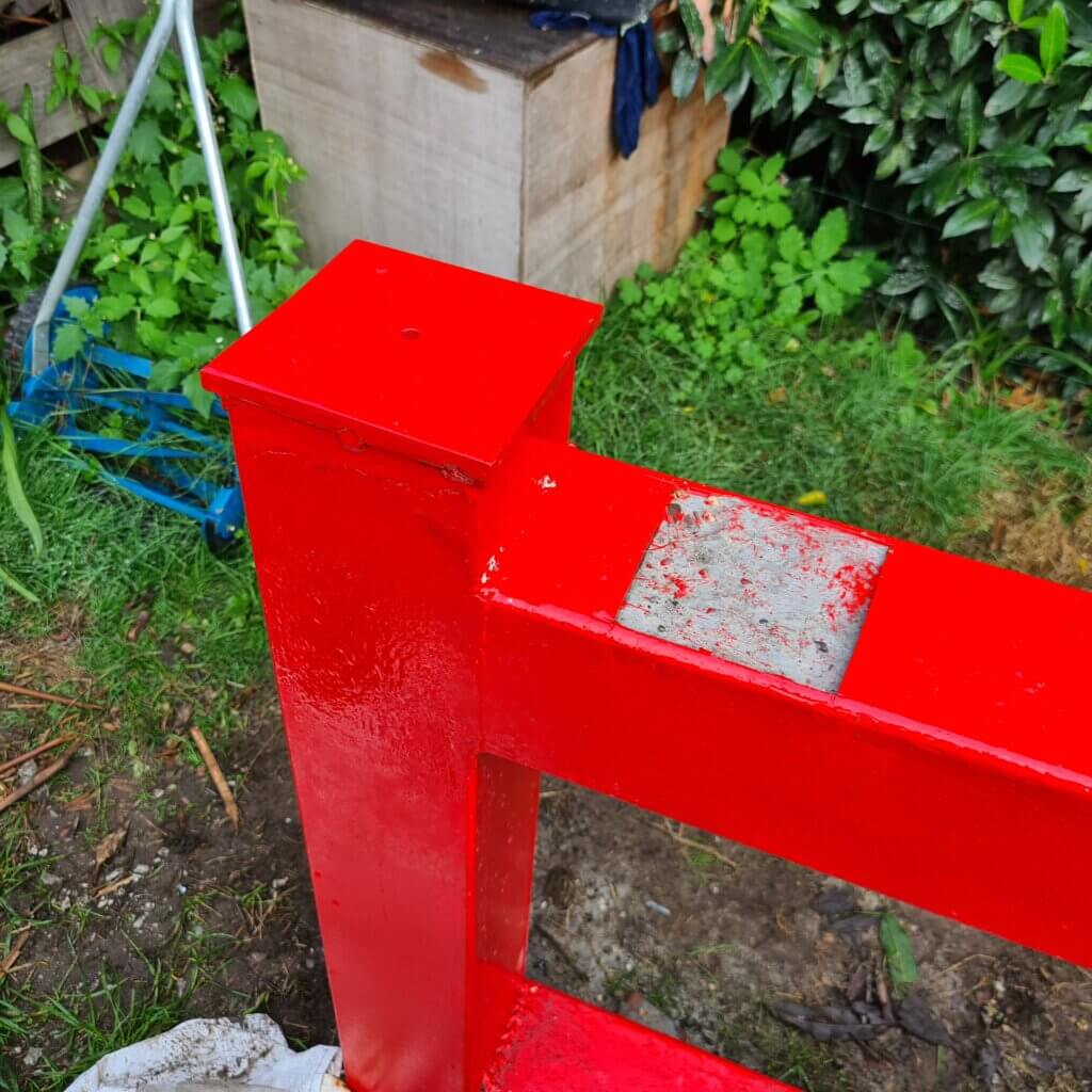 máquina pintada marco kern hormigón rojo uhpc